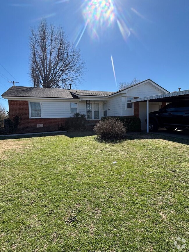 Building Photo - 4 bed 1.5 brick SW OKC