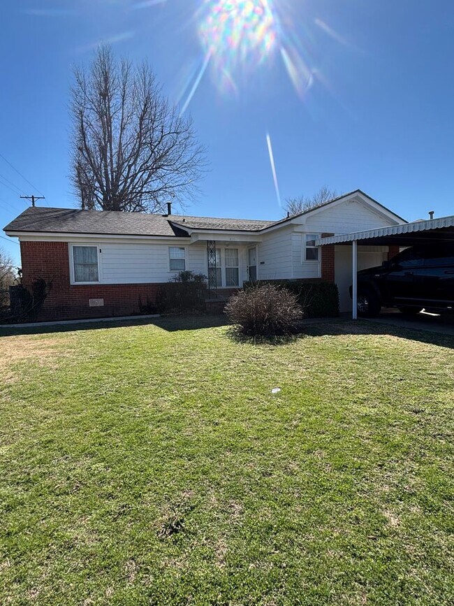 Building Photo - 4 bed 1.5 brick SW OKC