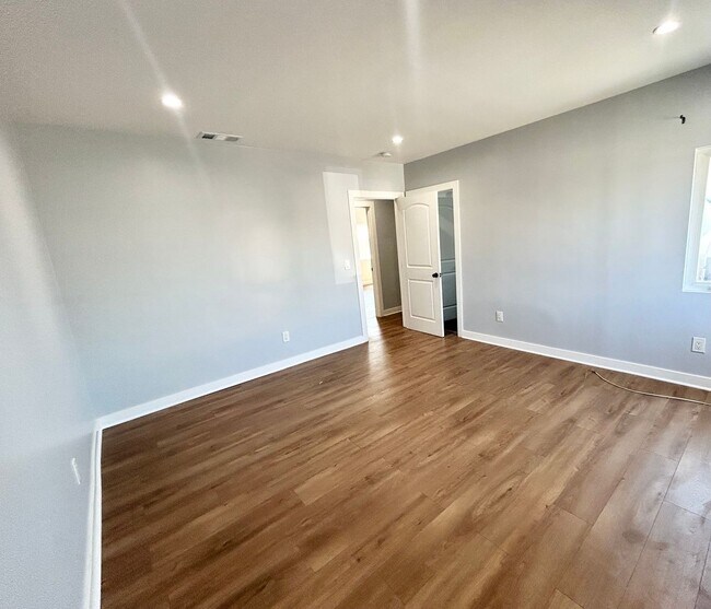 Building Photo - 10603 S Osage Ave