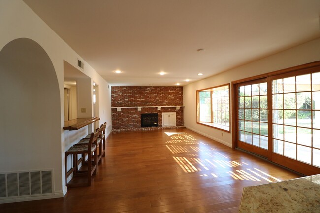 Building Photo - Beautiful home for Lease in Newbury Park!