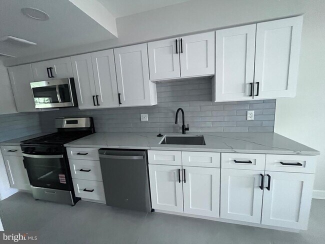 Building Photo - 14829 Emberdale Dr