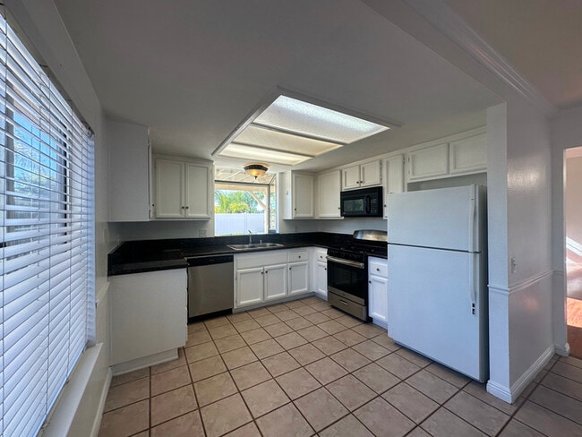 Building Photo - 39542 Del Val Dr