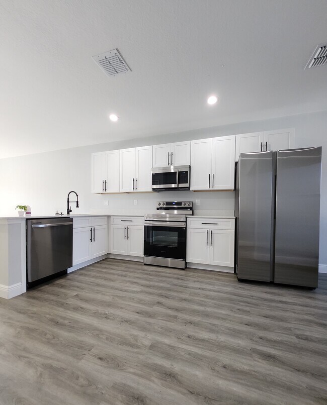 Building Photo - 6918-6920 Dickinson Dr