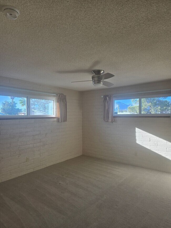 Building Photo - 9063 E Bellevue St