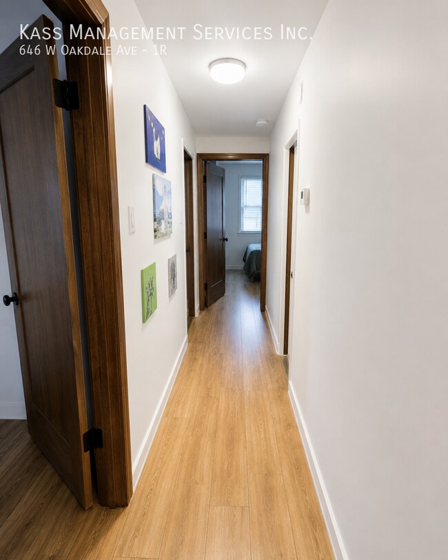 Building Photo - 646 W Oakdale Ave