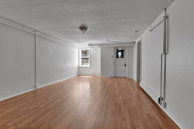 Building Photo - $1,295.00, 1 bed, 1 bath newly renovated basement unit located in Denver.