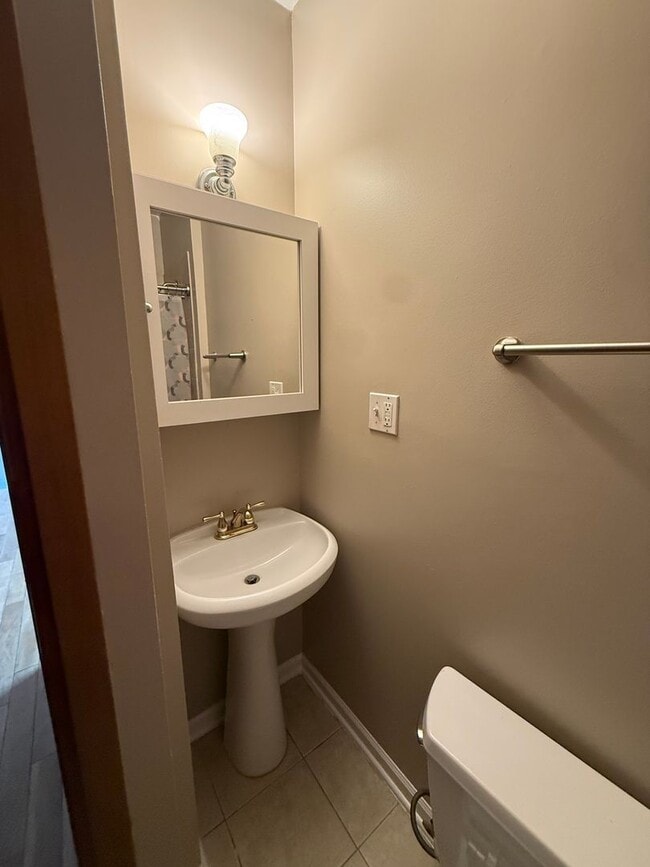 Building Photo - 3 Bedroom 2 Bath Apartment in Rogers Park