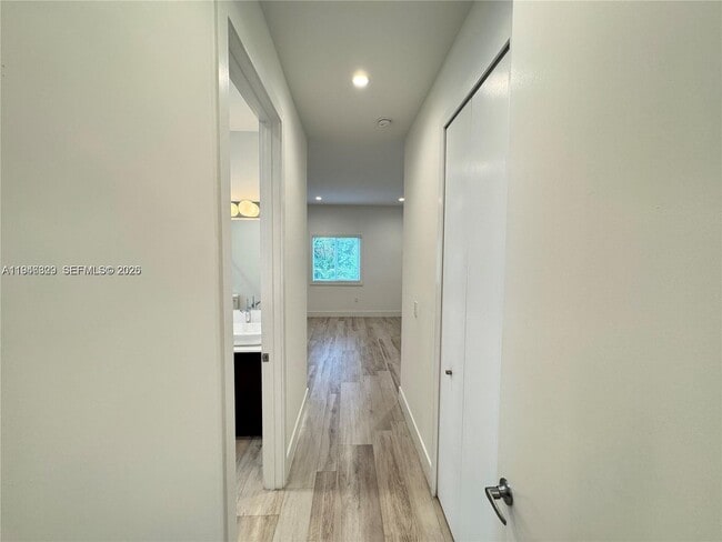 Building Photo - 2933 SW 27th Terrace