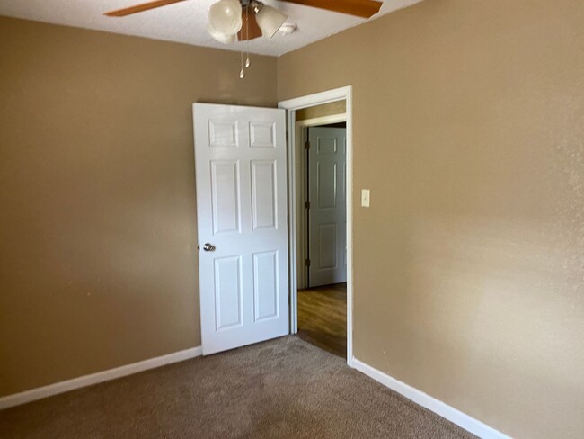 Building Photo - 2 Bed, 1 Bath House, 2 Car Garage For Rent...
