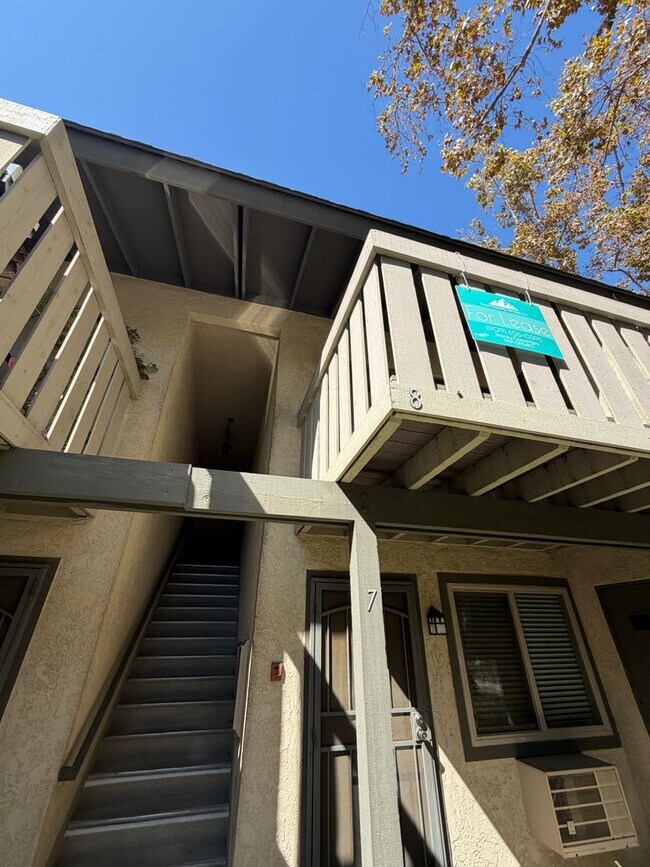 Building Photo - 960 E Bonita Ave