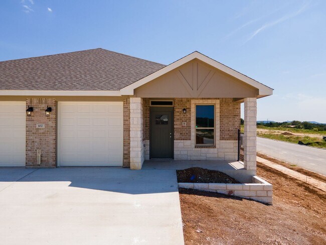 Building Photo - 1 MONTH FREE RENT!!!