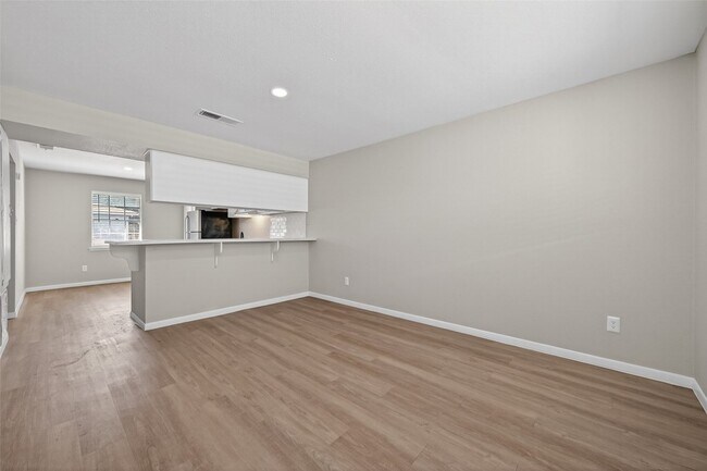 Building Photo - 427 Hollyvale Dr