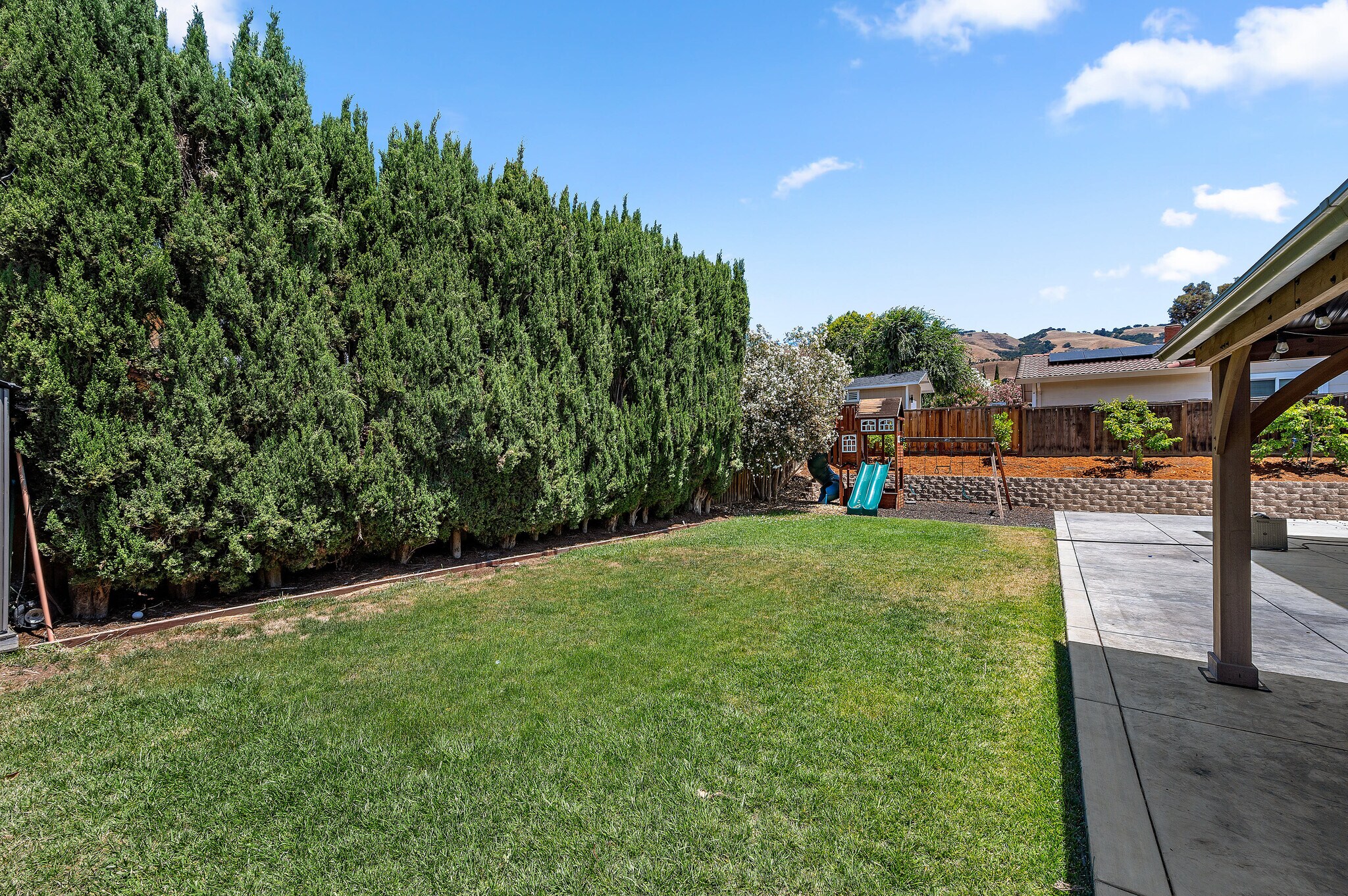 Building Photo - 3661 Slopeview Dr