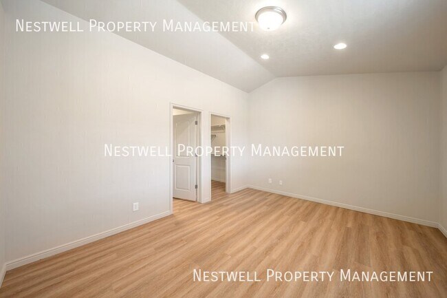 Building Photo - 999 Village River Ln