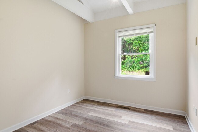 Building Photo - Spacious 4-Bedroom Pet Friendly Home in a Peaceful Rural Setting