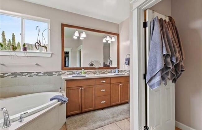 Building Photo - Charming 3 bed/2.5 Bath Home with Office