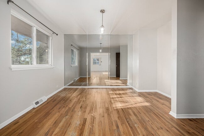 Building Photo - Great 3 Bed 3 Bath Hilltop Home for rent.