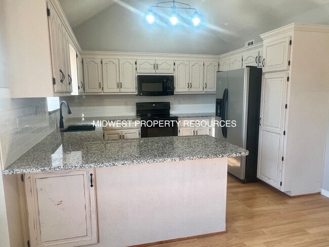 Building Photo - Refreshing & Tidy Lee's Summit Split for L...