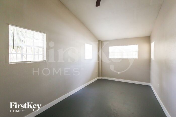Building Photo - 810 NW 186th Dr