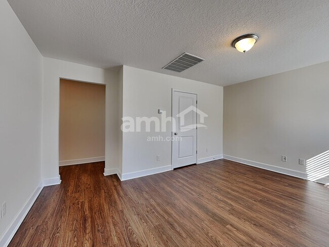 Building Photo - 2433 S Park Ave