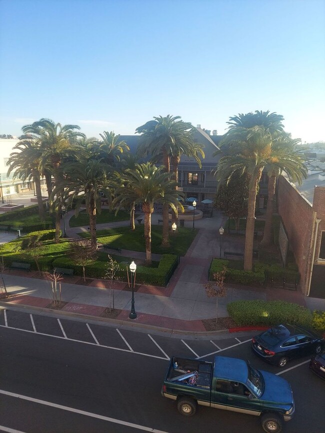 Building Photo - 515 W Main St