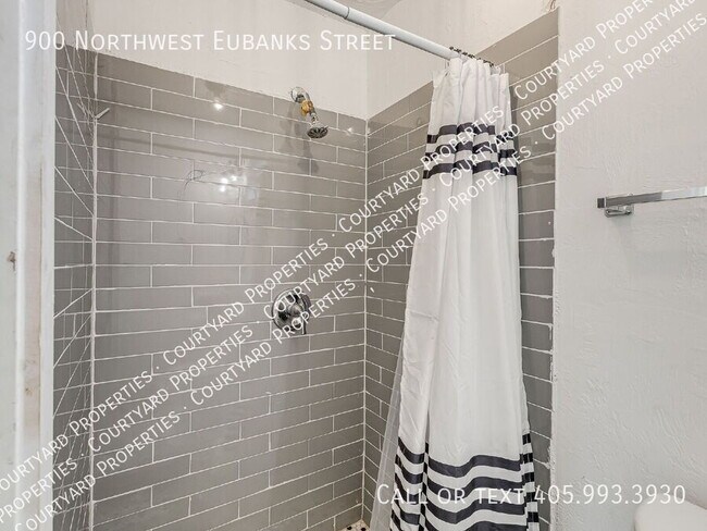 Building Photo - 900 NW Eubanks St