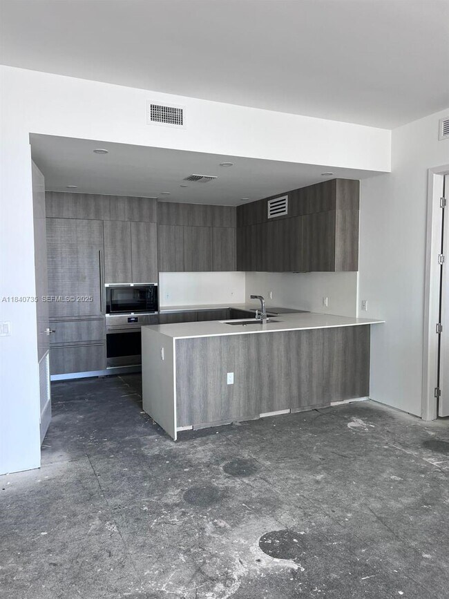 Building Photo - 17550 Collins Ave