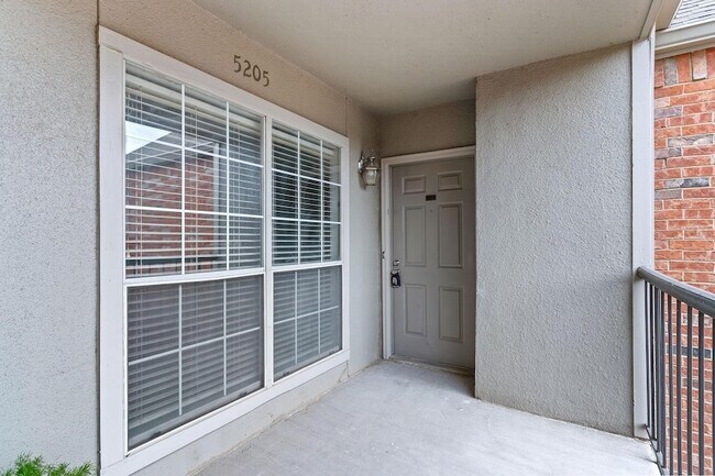 Building Photo - 12660 Hillcrest Rd