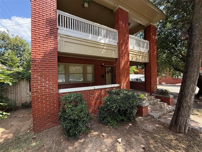 Building Photo - 1806 N Robinson Ave