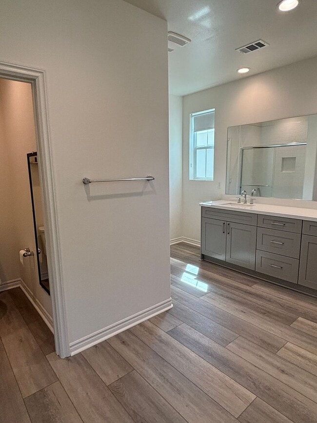 Building Photo - $500 OFF SECOND MONTH RENT SPECIAL!! - Bright Four-Bedroom Townhome in Whittier and Walkable Palm...