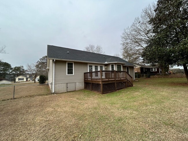 Building Photo - 3/2 Nice House in East Rome $1,895