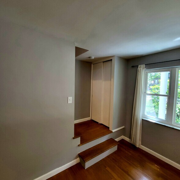 Building Photo - 549 Cumberland Rd