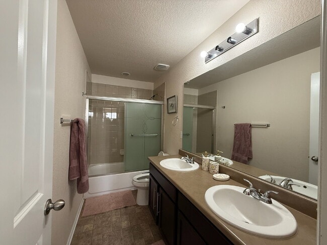Building Photo - "Spacious 6-Bedroom Haven with 5 Full Bath...