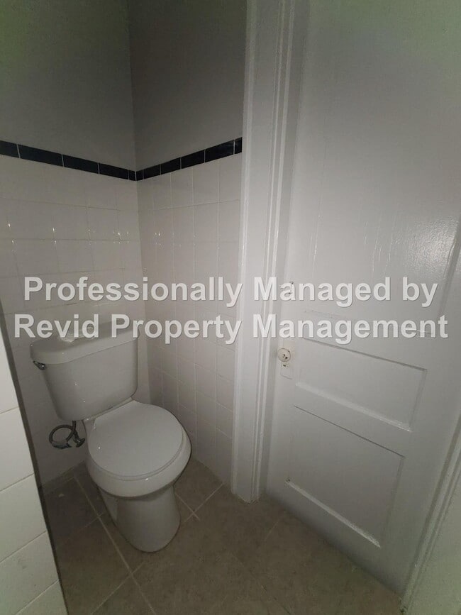 Building Photo - Great 2 Bedroom with large balcony!