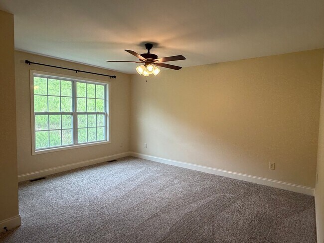 Building Photo - 704 Grays Pointe Ct