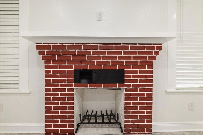 Building Photo - 409 S Willow Ave