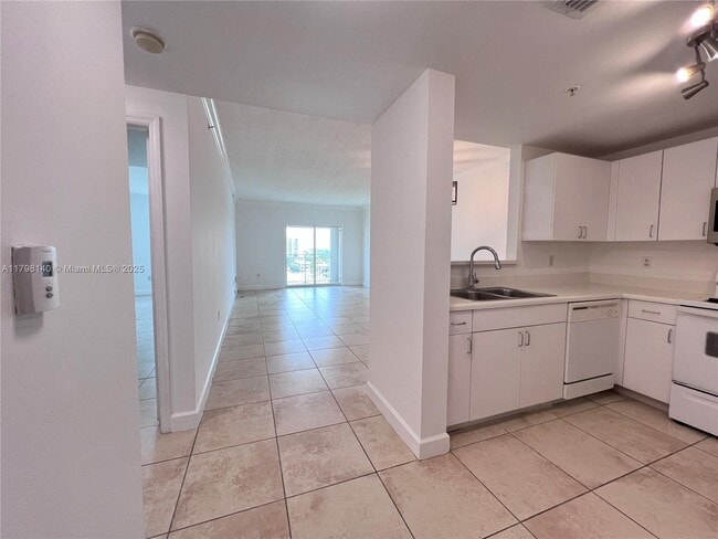 Building Photo - 50 Menores Ave