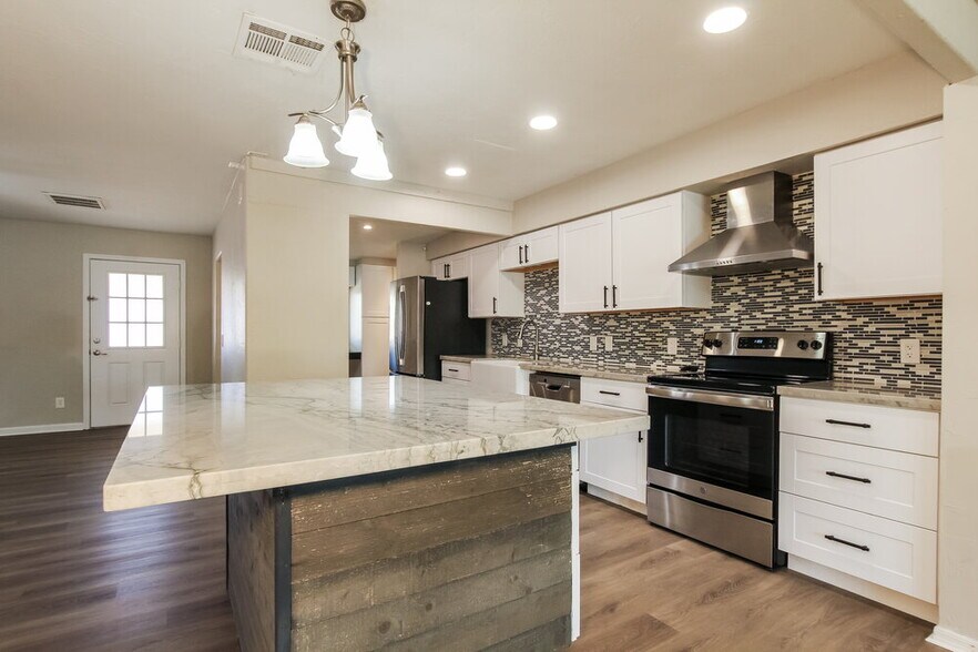 Building Photo - 5620 W Villa Maria Dr