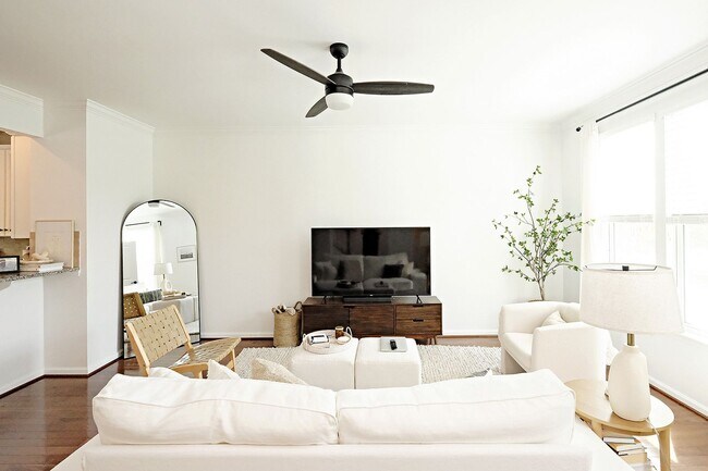 Building Photo - Pet-Friendly Dunlora Forest Townhome With Fenced Yard