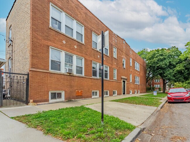 Building Photo - 3825 W Roscoe St