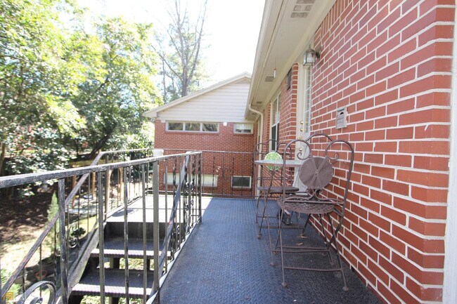 Building Photo - 425 Lindbergh Dr NE