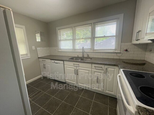 Building Photo - 3485 Maplehurst Dr