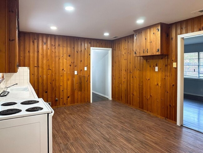 Building Photo - 3 Bedroom / 2 Bathroom