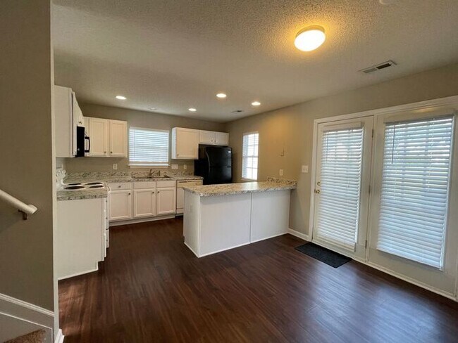 Building Photo - NW Townhome off of New Garden, Updated, Wo...
