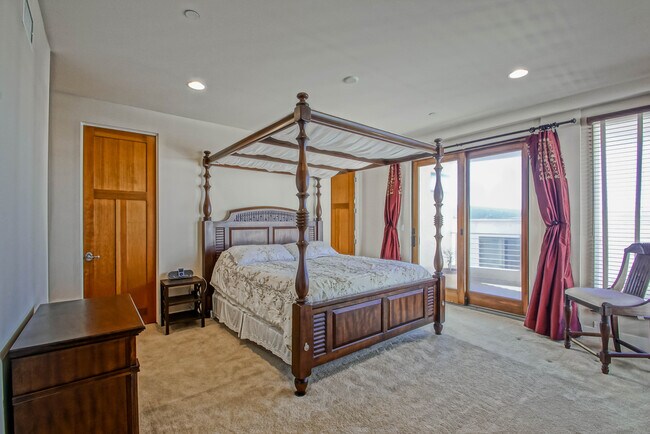 Building Photo - 308 Gull St