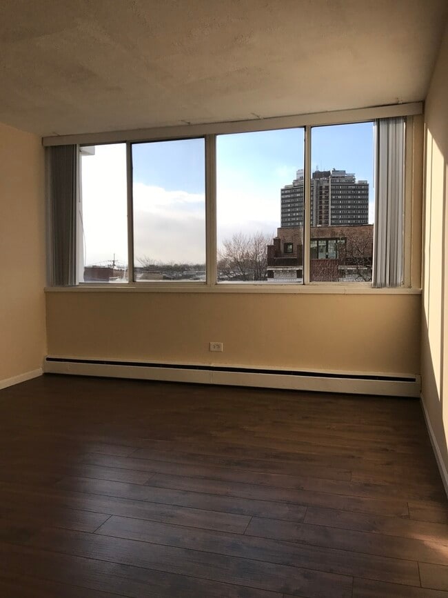 Building Photo - 5817 N Kenmore Ave