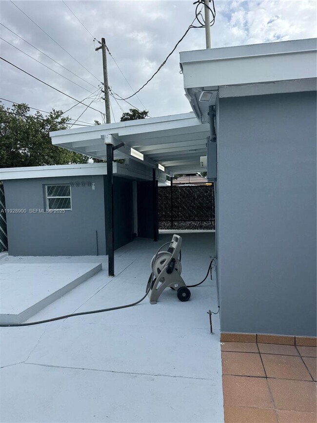 Building Photo - 881 Hialeah Dr