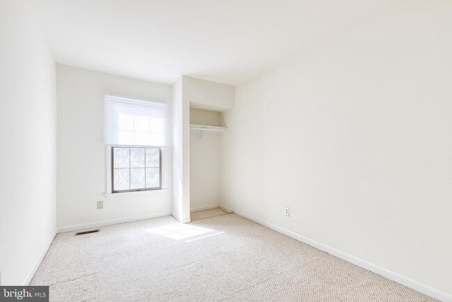 Building Photo - 38 Tudor Ct