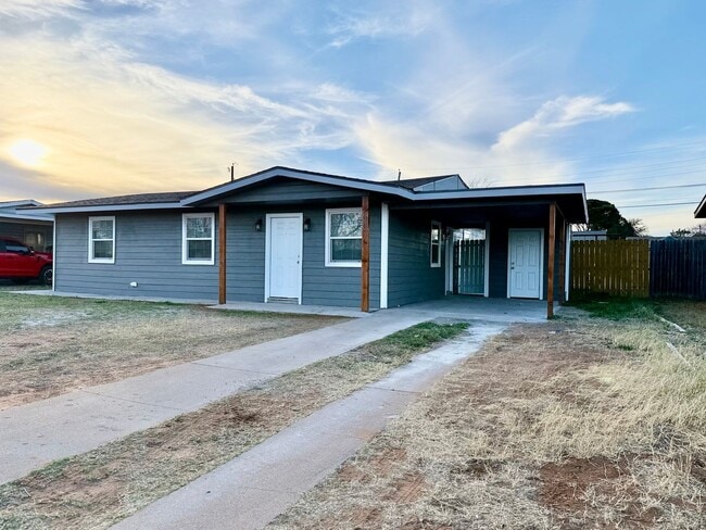 Building Photo - House For Rent