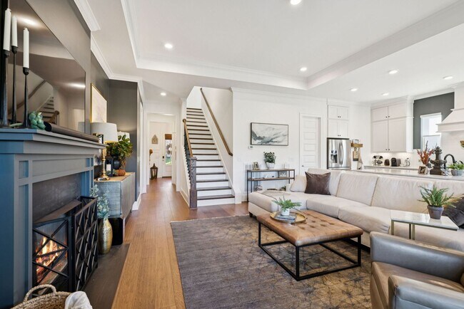 Building Photo - Luxurious living space *Fully furnished and impeccably designed*